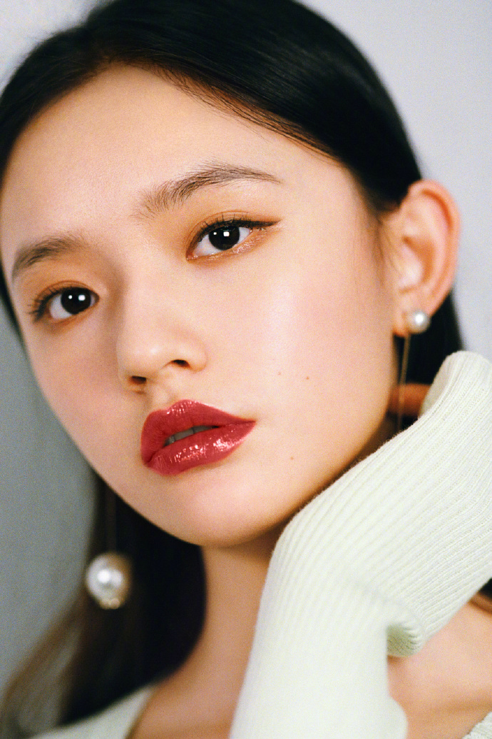 精灵少女林允，试色全新香奈儿可可小姐炫光唇膏，钻石豆沙我爱了