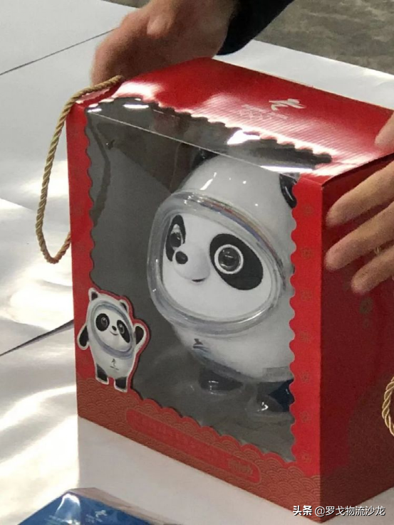 ​一大批冰墩墩到货啦！冬奥物流如何圆梦“一户一墩”？