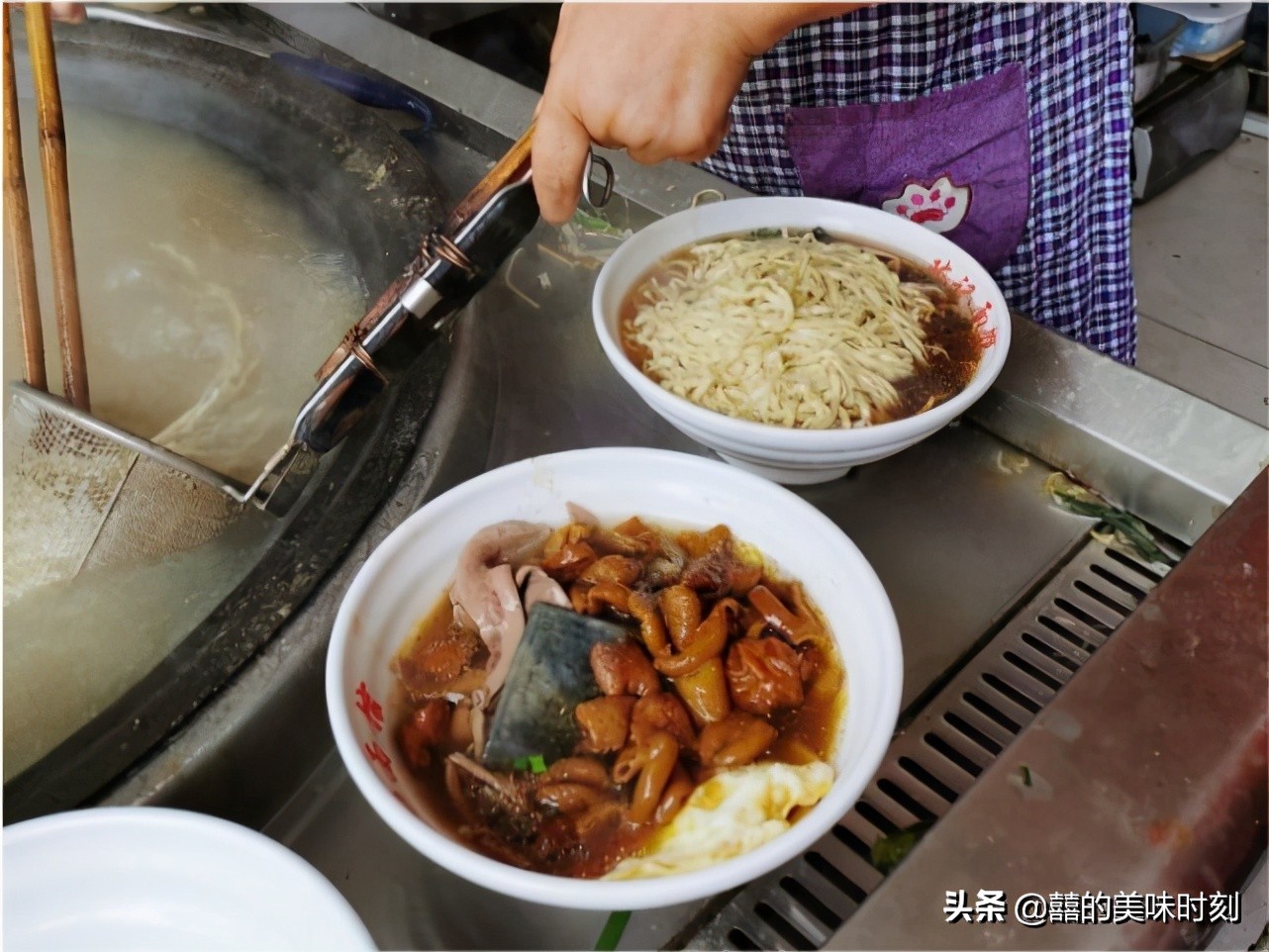 镇江只有8张桌子的小店，肥肠面20元1碗，配一块臭干简直绝了