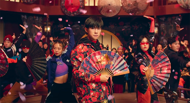 阿迪新春款秒杀我！易烊千玺和彭于晏穿同款，我竟无法评判谁更帅