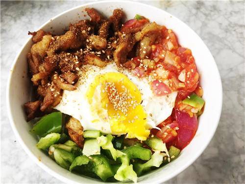 自制烤肉拌饭，用料多，好吃健康卫生，低脂多吃身材不走样！