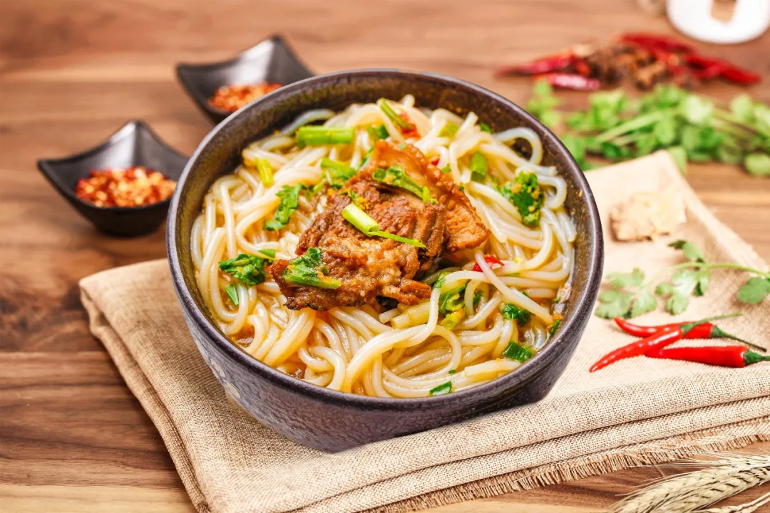 从8平小铺到开店3700+ 这碗米粉日 吸引30万年轻人尝鲜