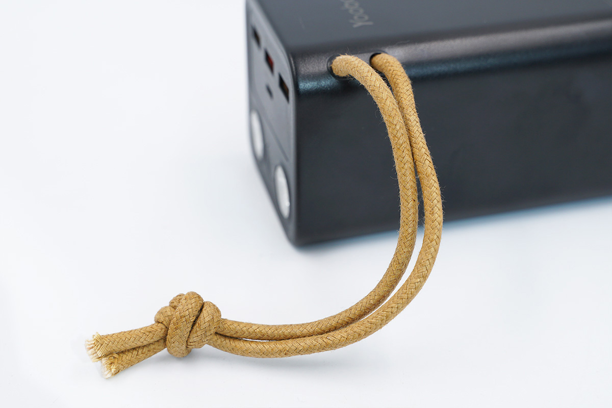 拆一款巨无霸移动电源，充一次电用一周，看看用料做工怎么样