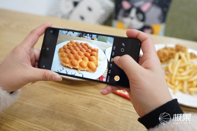 联想Z5s全面屏体验：三摄加持拍照很强，性价比十足！