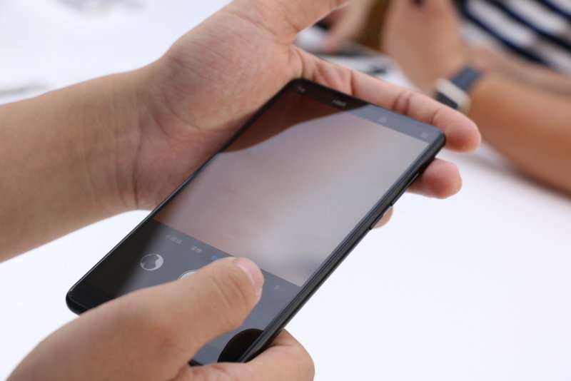 一次向完美的小步探索：小米MIX 2上手体验