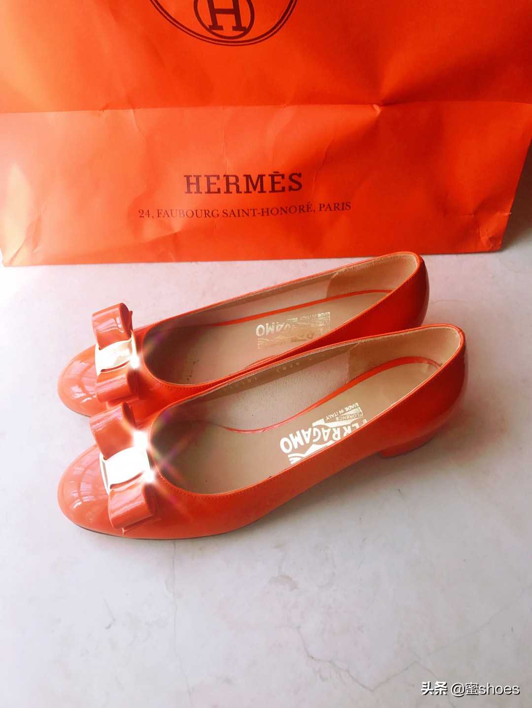 菲拉格慕的糖果色粗跟鞋，妥妥的少女感，夏季最靓丽的搭配就属它