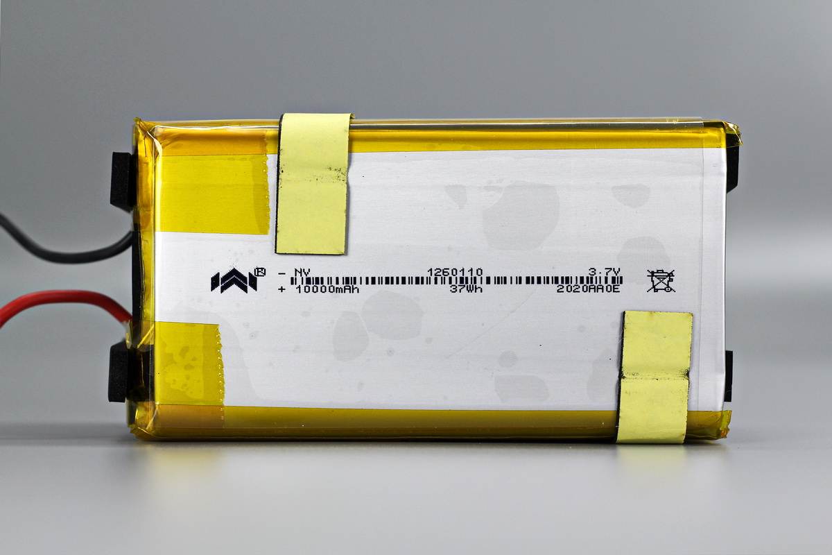 拆一款巨无霸移动电源，充一次电用一周，看看用料做工怎么样