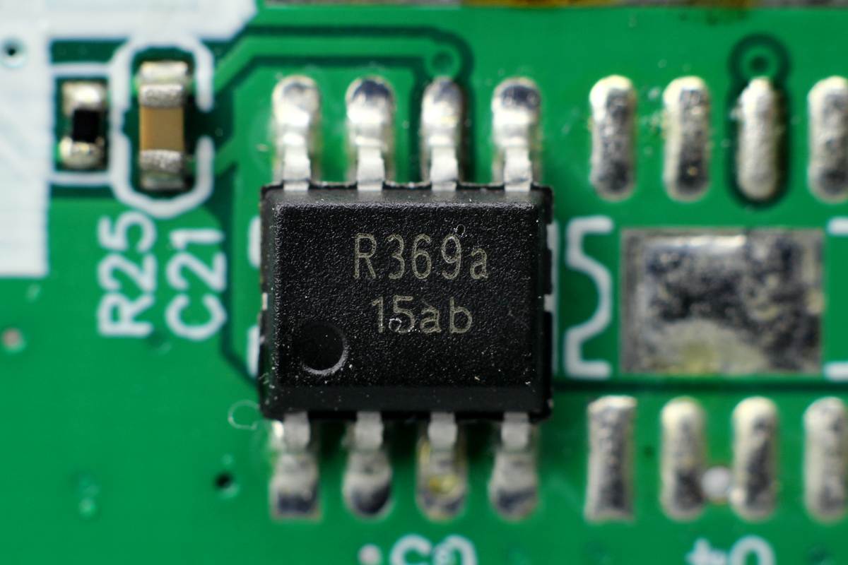 拆一款巨无霸移动电源，充一次电用一周，看看用料做工怎么样