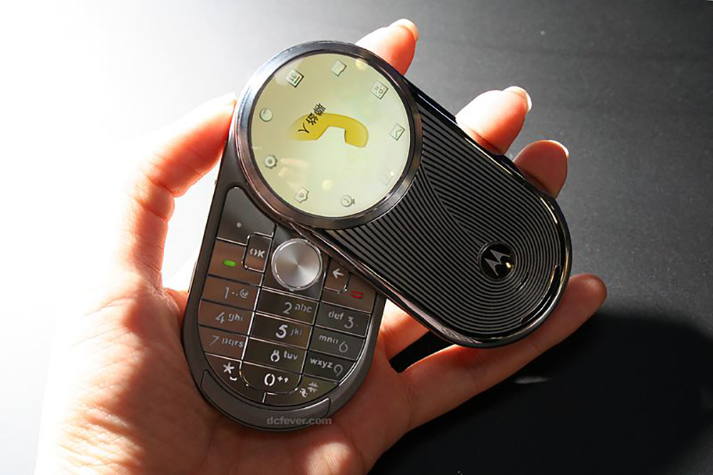 摩托罗拉AURA复刻版概念机曝光，两块旋转屏，外观秒杀所有品牌