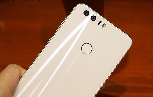 荣耀8：5年前的惊艳，如今尚能战否？