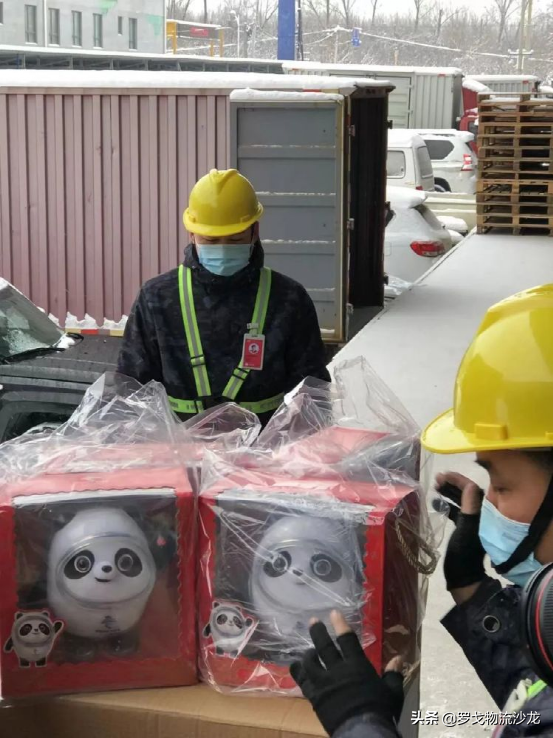 ​一大批冰墩墩到货啦！冬奥物流如何圆梦“一户一墩”？