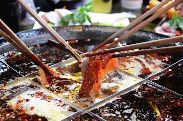 曹疯子老火锅，清新与麻辣的双重体验