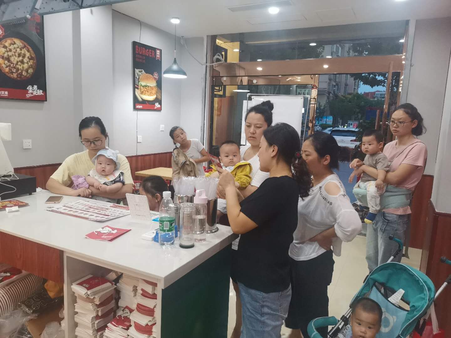 贝克汉堡拥有完善的运营体系，是很好的创业项目