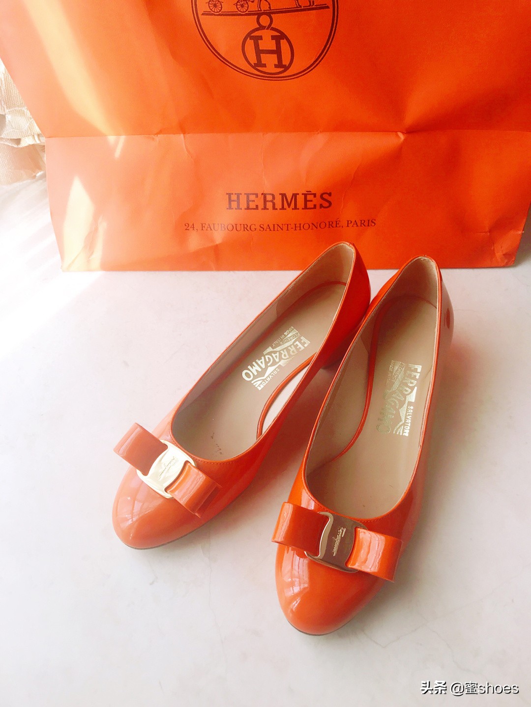 菲拉格慕的糖果色粗跟鞋，妥妥的少女感，夏季最靓丽的搭配就属它