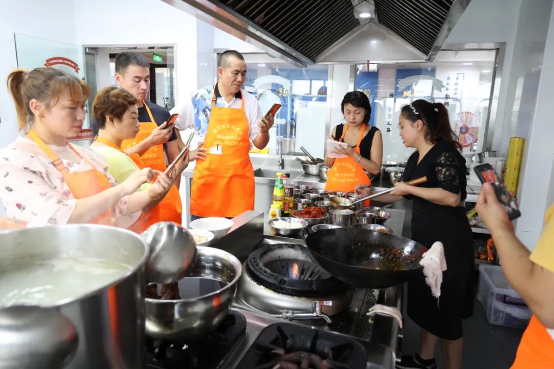 想开家面馆，应该选加盟还是自营？