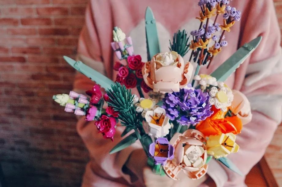 代拼生意：爱立人设的年轻人，用买来的仪式感社交