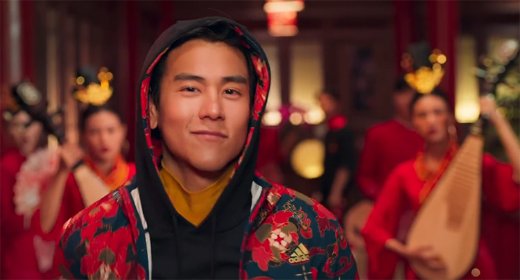 阿迪新春款秒杀我！易烊千玺和彭于晏穿同款，我竟无法评判谁更帅