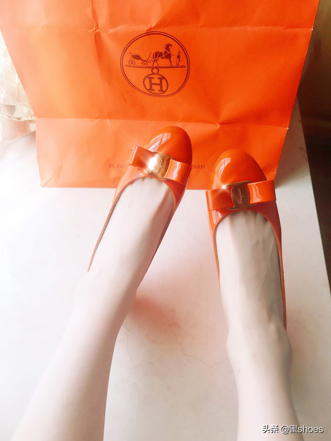 菲拉格慕的糖果色粗跟鞋，妥妥的少女感，夏季最靓丽的搭配就属它