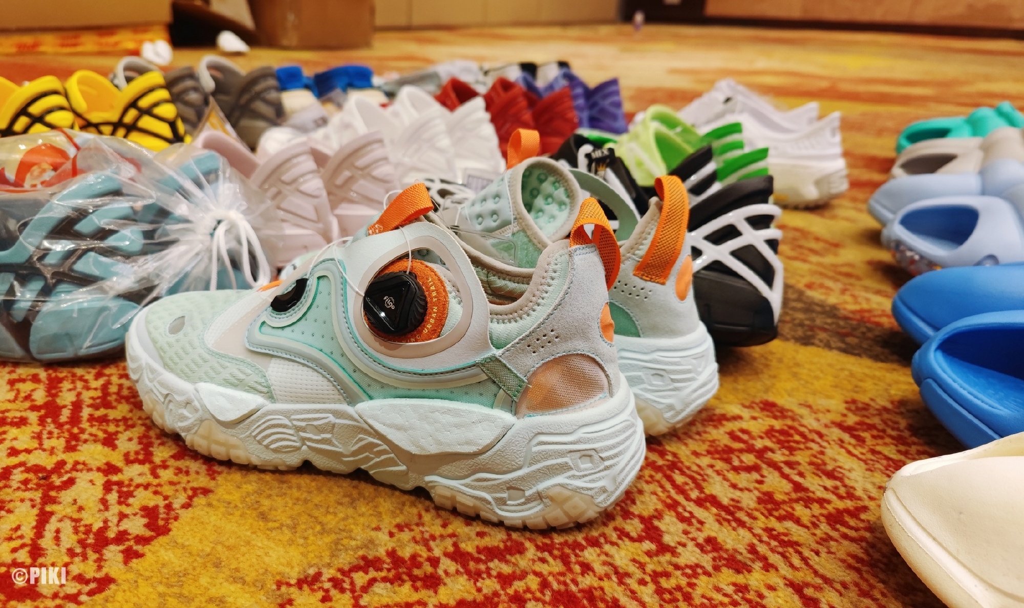 李宁又去走秀了！韦德9代休闲版曝光，烈骏6代来袭，产品很惊艳