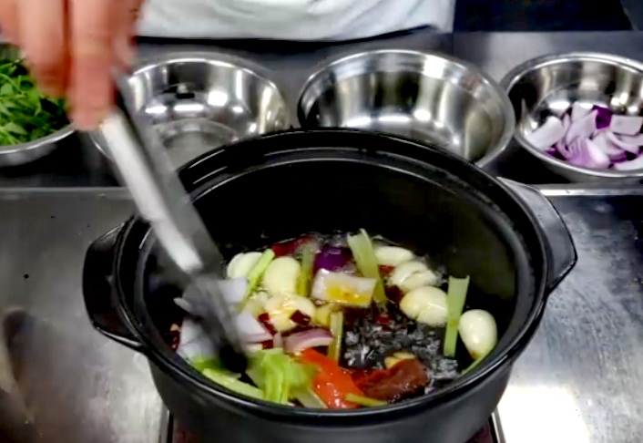 鸡煲煲一年开上百家，开半年歇业2／3，小哥：配方已公开