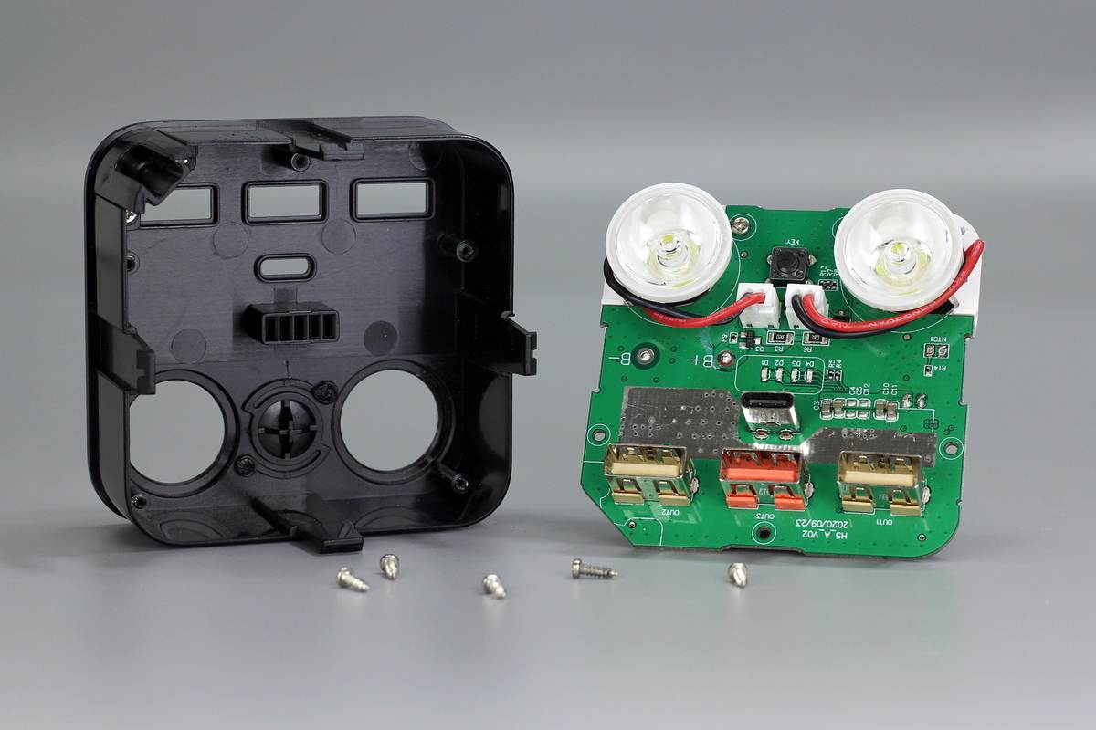 拆一款巨无霸移动电源，充一次电用一周，看看用料做工怎么样