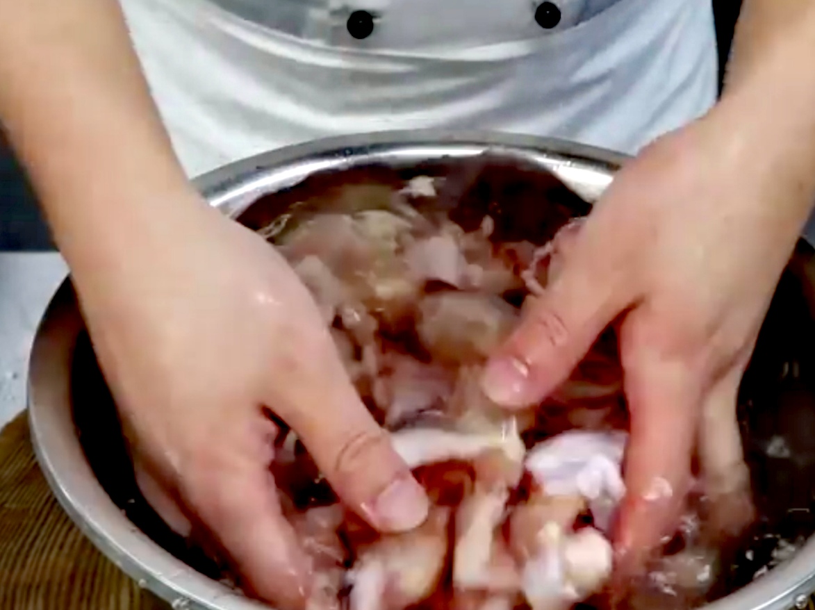 鸡煲煲一年开上百家，开半年歇业2／3，小哥：配方已公开