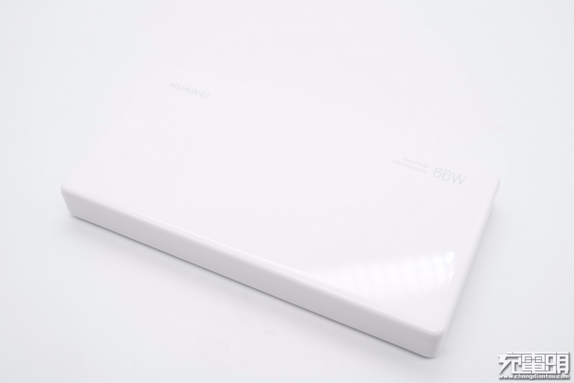 华为66W超级快充移动电源拆解，小巧精致，内部用料做工一流