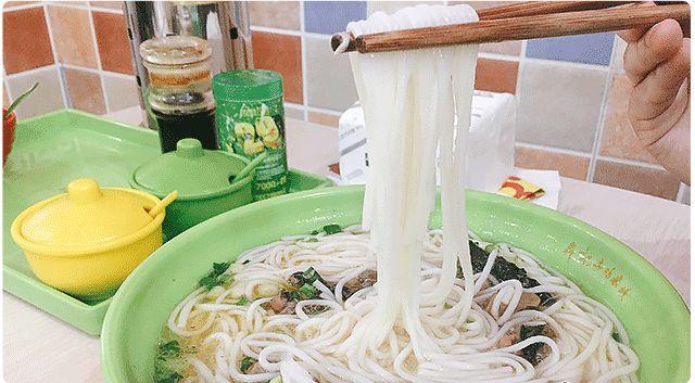去了这家口碑很不错的土鸡米线，结果发现它把一家店开垮了