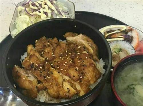 自制烤肉拌饭，用料多，好吃健康卫生，低脂多吃身材不走样！