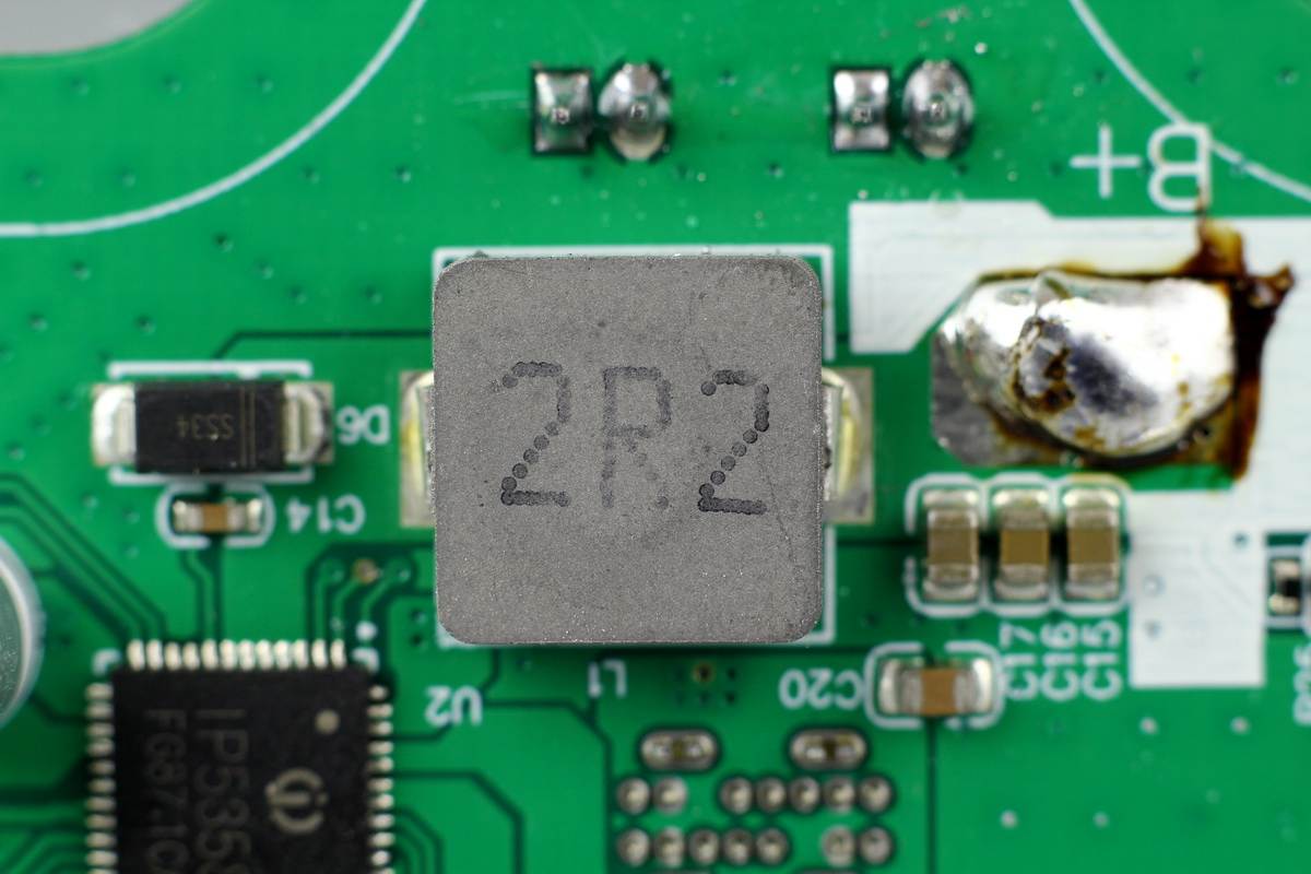 拆一款巨无霸移动电源，充一次电用一周，看看用料做工怎么样