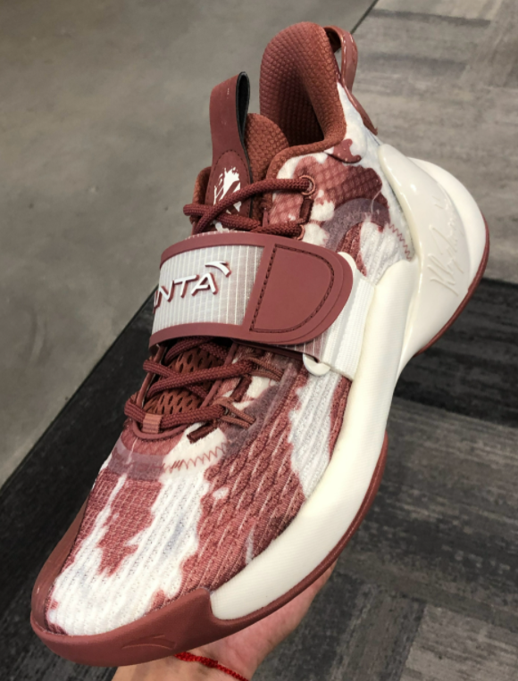 新品合集！李宁虎年鞋款超惊喜，安踏CNY产品素雅，PG6代没救了？