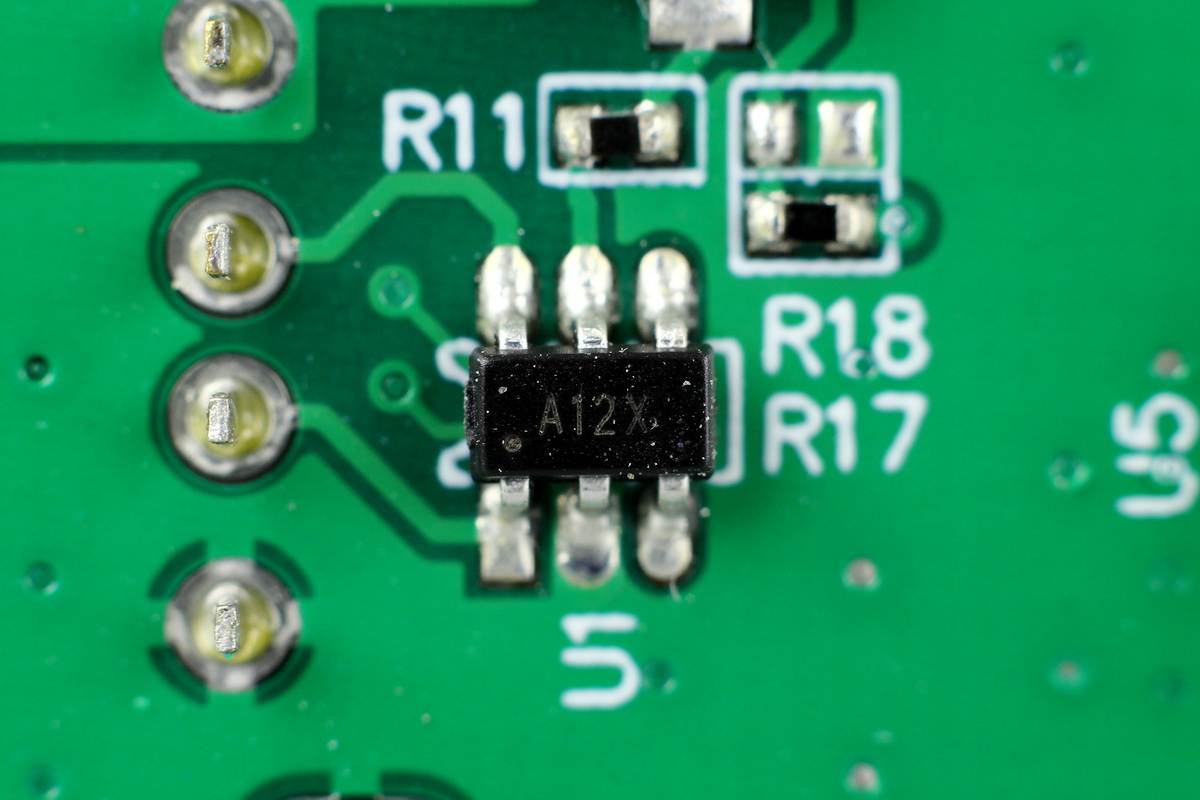 拆一款巨无霸移动电源，充一次电用一周，看看用料做工怎么样