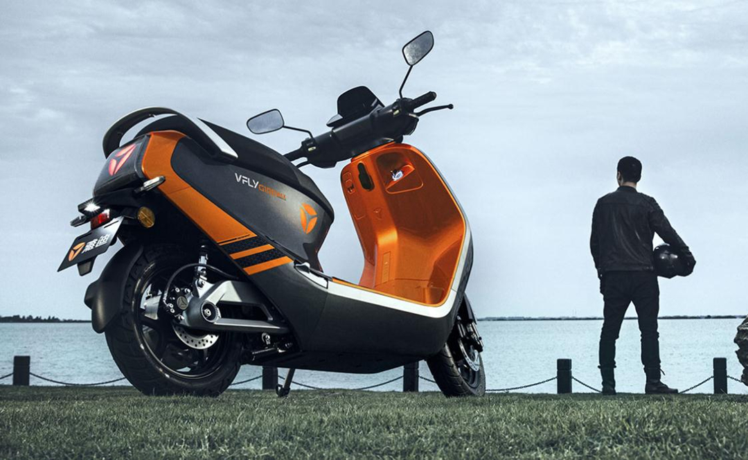 雅迪G100PRO高速电摩评测：搭载2400W轮毂电机，时速可达70km/h