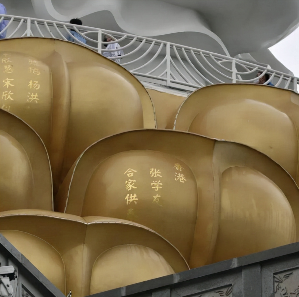 出手大方！网传张学友花108万在观音像莲花座上刻字，保家人平安