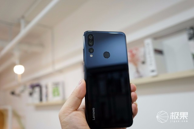 联想Z5s全面屏体验：三摄加持拍照很强，性价比十足！