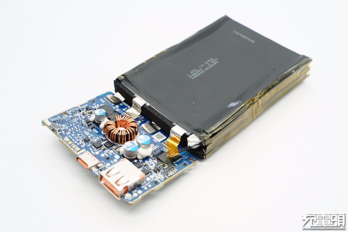 华为66W超级快充移动电源拆解，小巧精致，内部用料做工一流