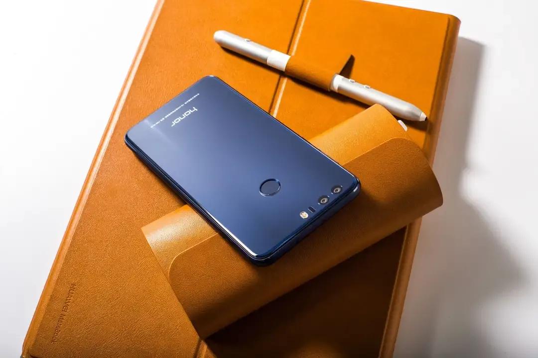 荣耀8：5年前的惊艳，如今尚能战否？