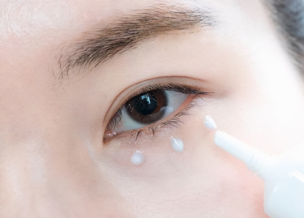 眼霜用得好不显老！4种适合40岁女人的眼霜，好用还不贵