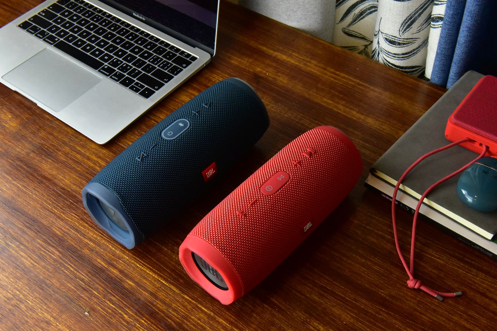 为什么JBL的蓝牙音箱总是让人爱又让人恨，借冲击波4聊聊