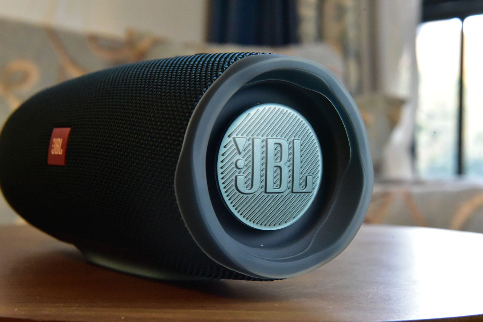 为什么JBL的蓝牙音箱总是让人爱又让人恨，借冲击波4聊聊