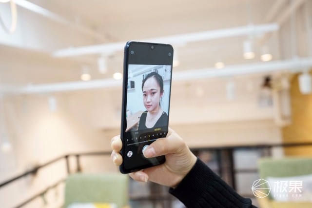 联想Z5s全面屏体验：三摄加持拍照很强，性价比十足！