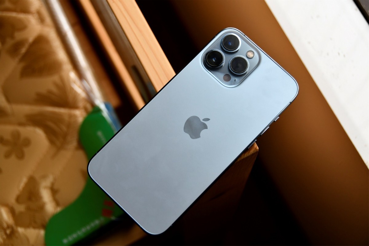 10倍光学变焦+120Hz屏，三星旗舰跌价2100元，iPhone 13 Pro不香了