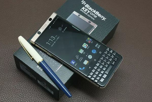 "全键盘机"回归？黑莓5G概念新机曝光，你期待吗？