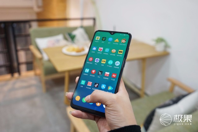 联想Z5s全面屏体验：三摄加持拍照很强，性价比十足！