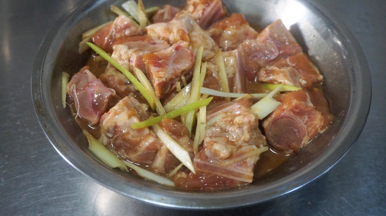 “金牌蒜香排骨”，孩子1口1块，香酥脆嫩，吮指美味吃不停！