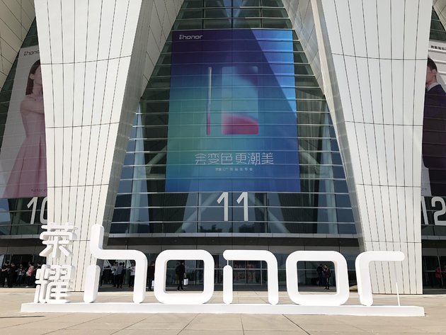 会变色更潮美 荣耀10正式发布：2599元起