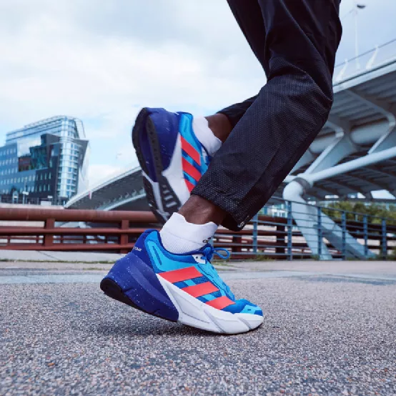 阿迪达斯ADISTAR跑鞋，革新保护与支撑​，探索长距离慢跑的乐趣