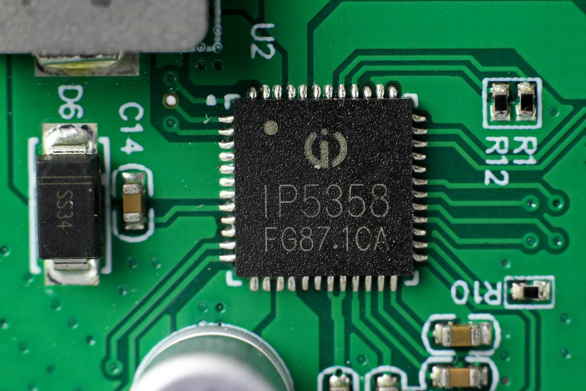 拆一款巨无霸移动电源，充一次电用一周，看看用料做工怎么样