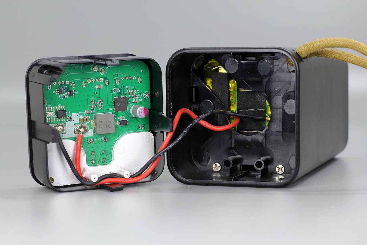 拆一款巨无霸移动电源，充一次电用一周，看看用料做工怎么样