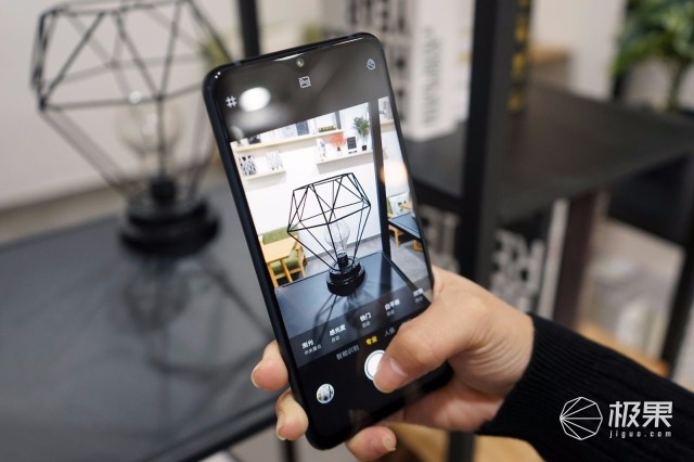 联想Z5s全面屏体验：三摄加持拍照很强，性价比十足！